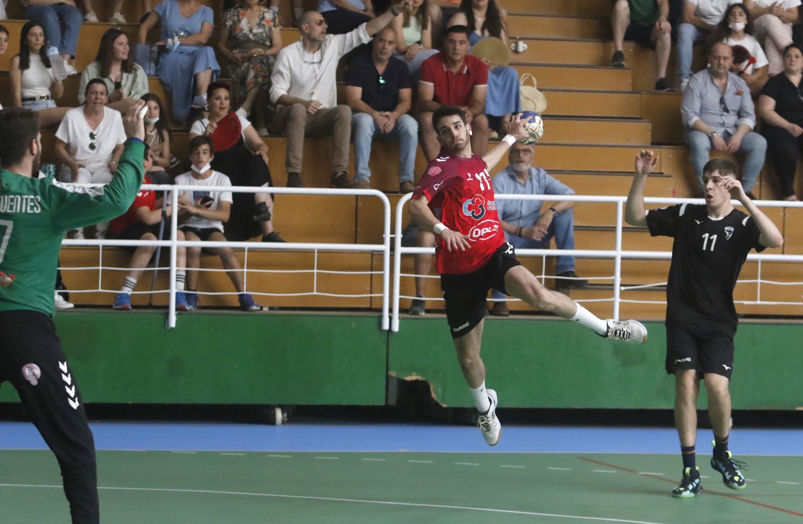 Raúl Morales dispara a la meta del Alcobendas.