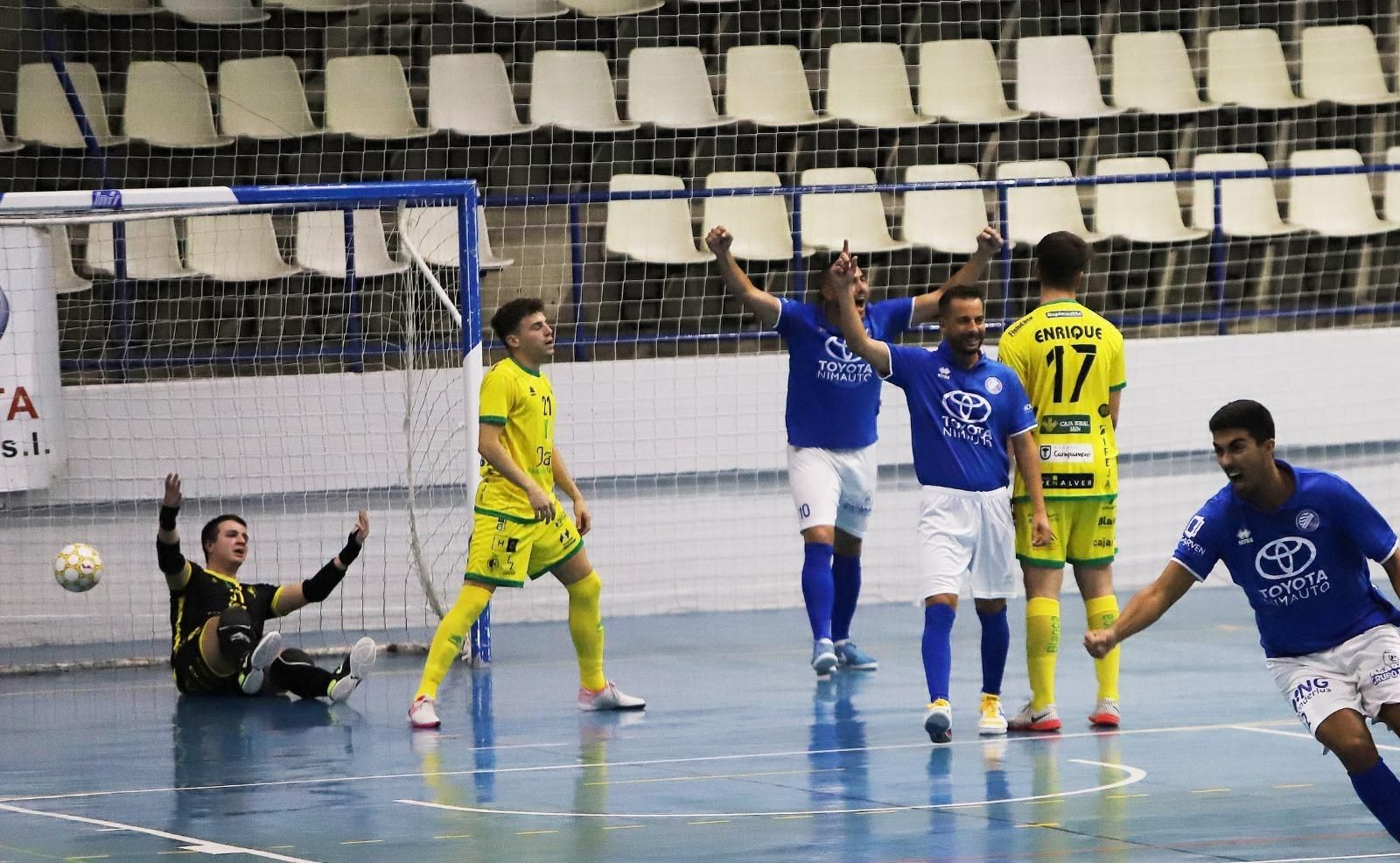 Los azulinos celebran uno de los goles del partido.