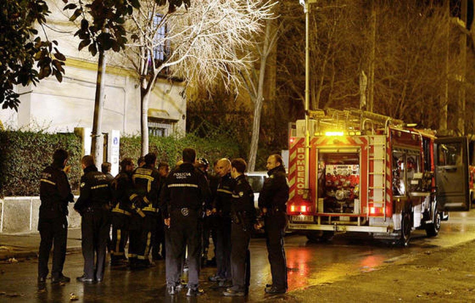 Numerosos bomberos reunidos tras apagar el incendio.

Foto: Antonio Pizarro / EFE
