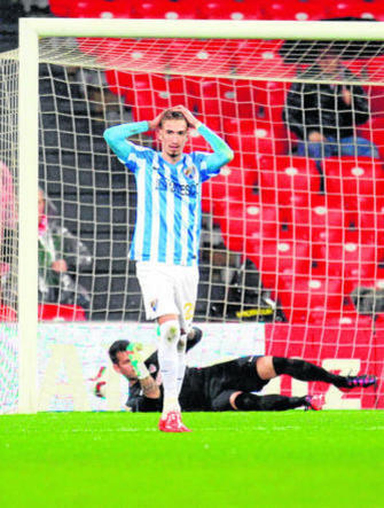 Samu Castillejo se lamenta tras un tiro fuera de Camacho en San Mamés.