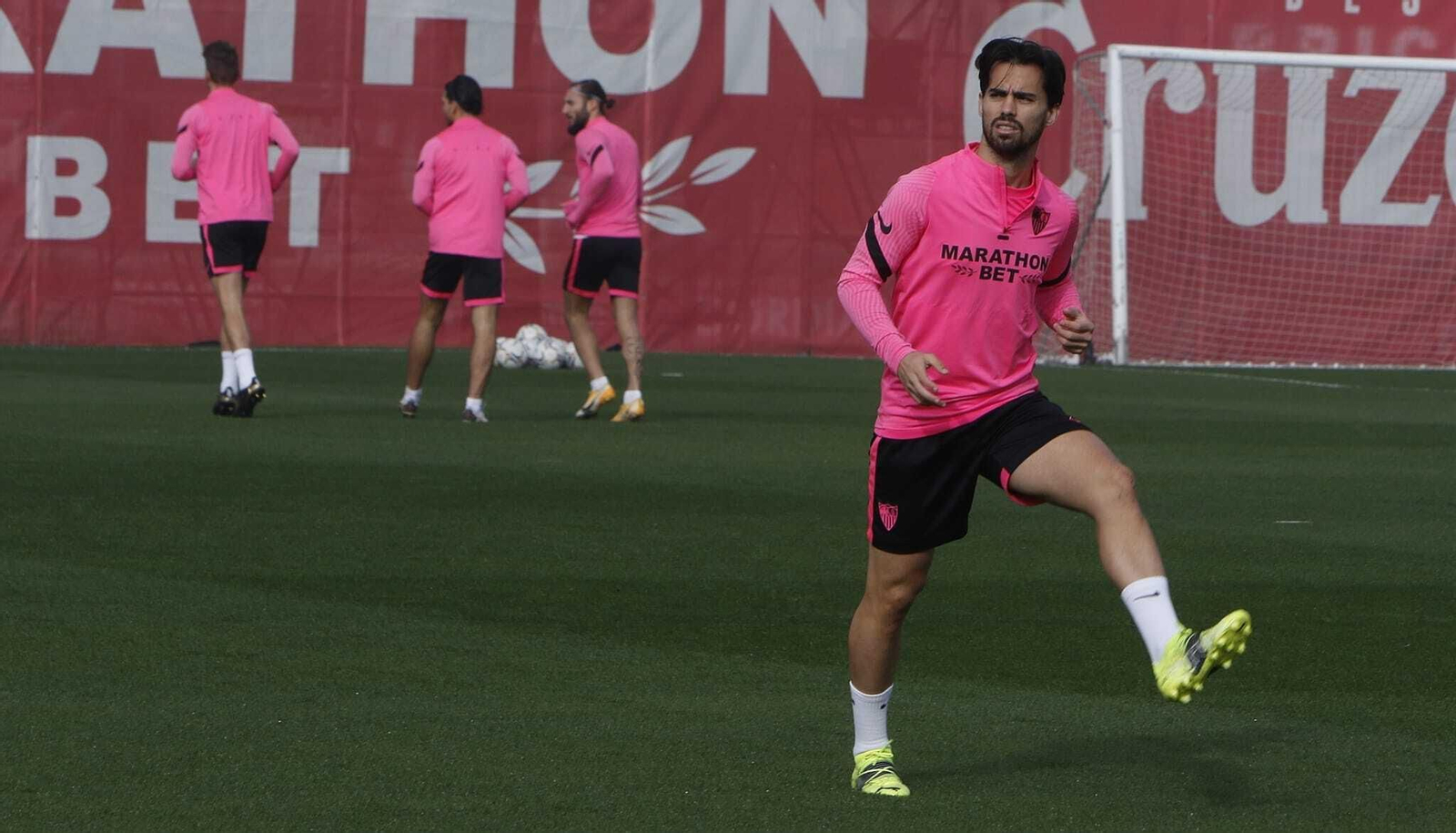 Suso se ejercita en la ciudad deportiva, con De Jong, Rekik y Gudelj al fondo.
