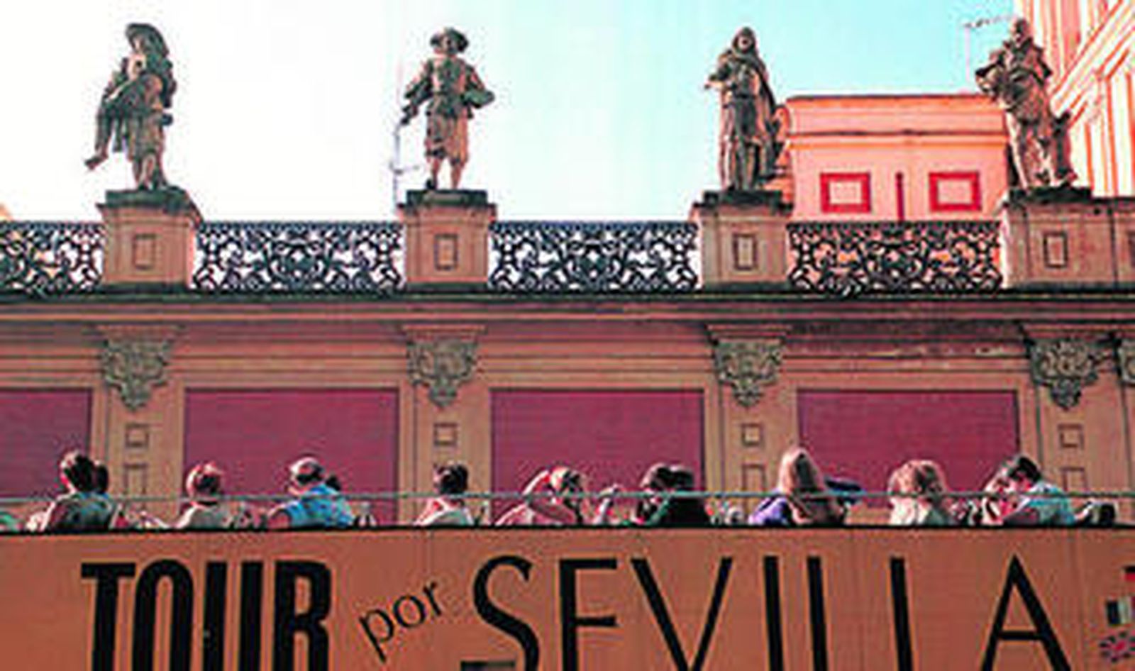 De izquierda a derecha, Miguel Mañara, Velázquez, Ponce de León y Martínez Montañés esculpidos por Susillo.