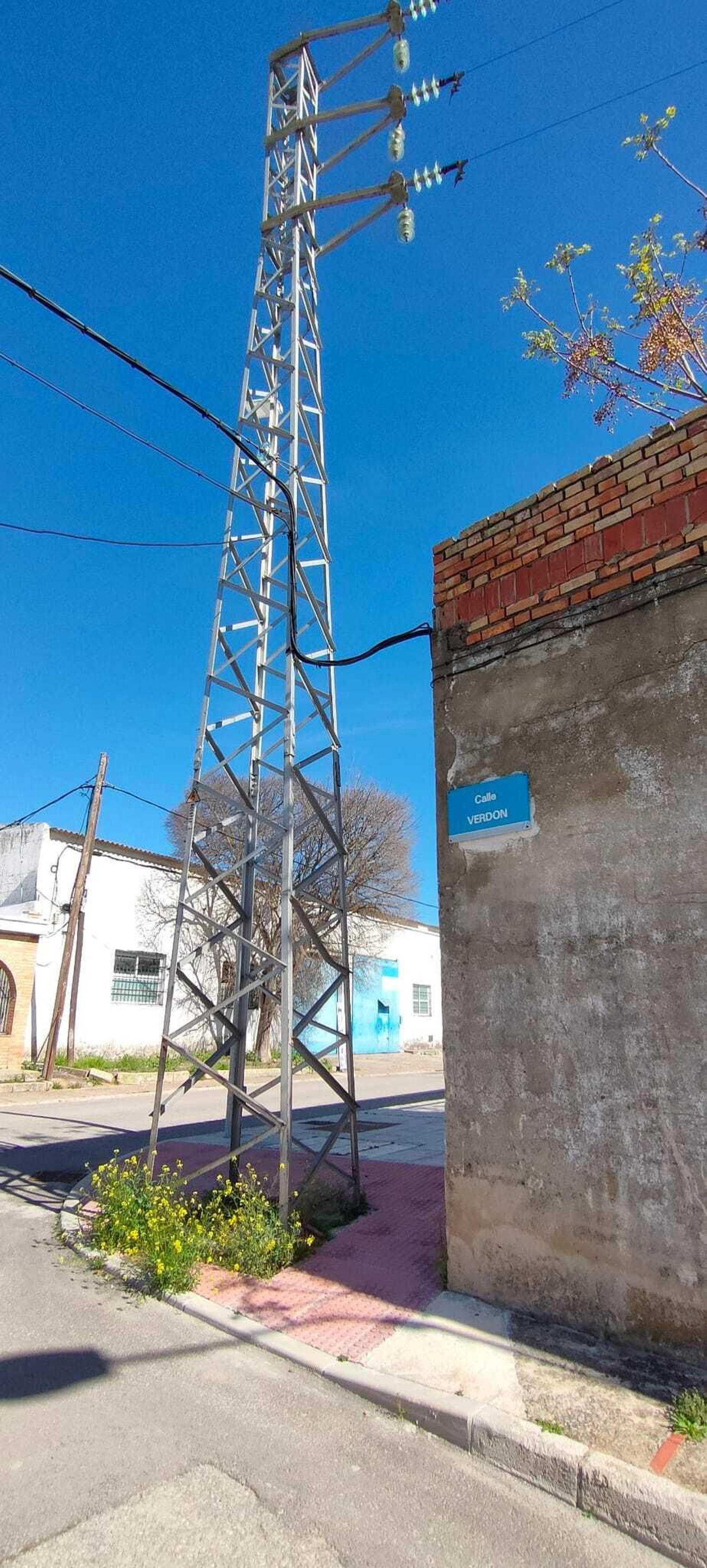 Poste de la luz, en la calle Verdón de Las Flores.