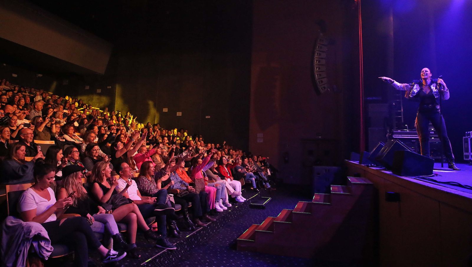María Peláe anima al público de La Línea.