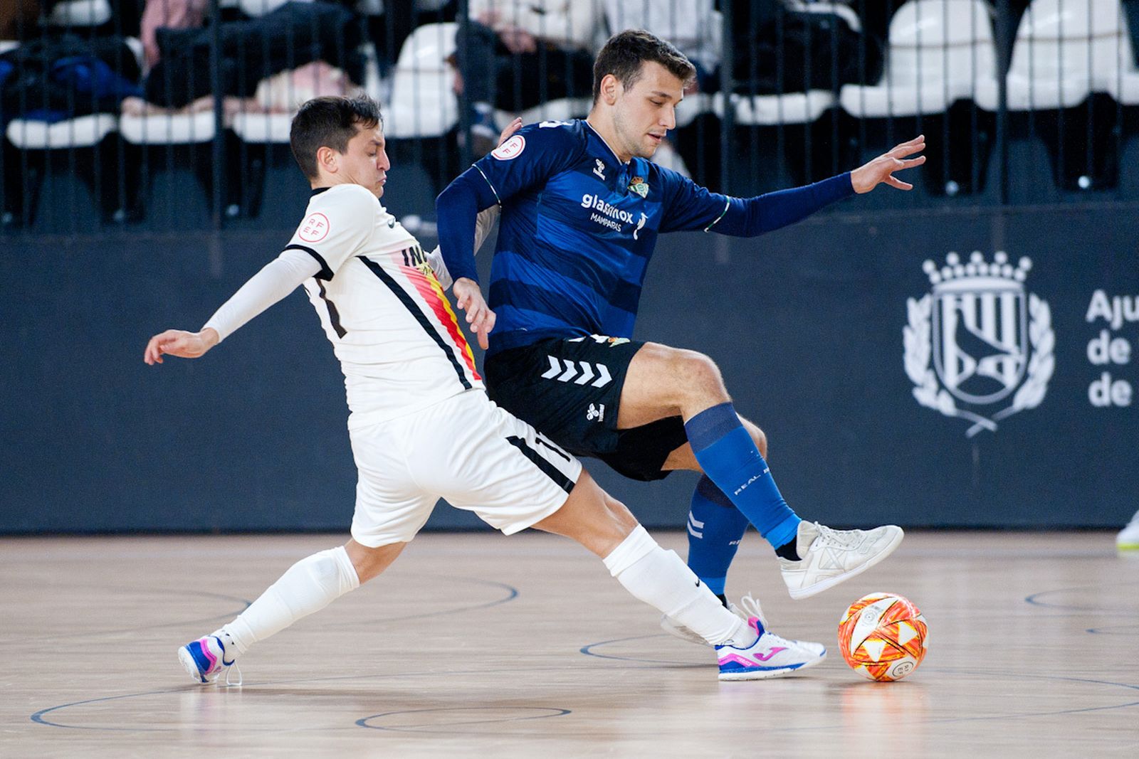 Eric Pérez aguanta un balón ante la defensa de Corso.