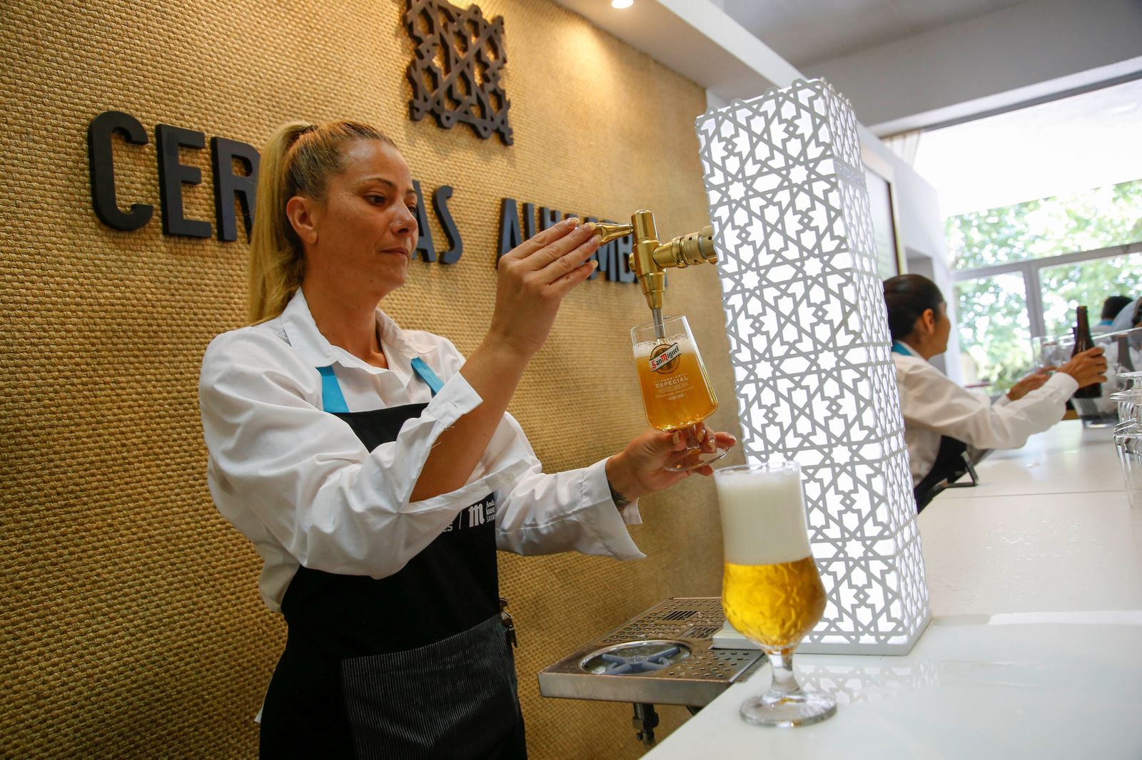 Una camarera tira una cerveza durante la degustación posterior a la visita a la planta Mahou San Miguel de Córdoba.