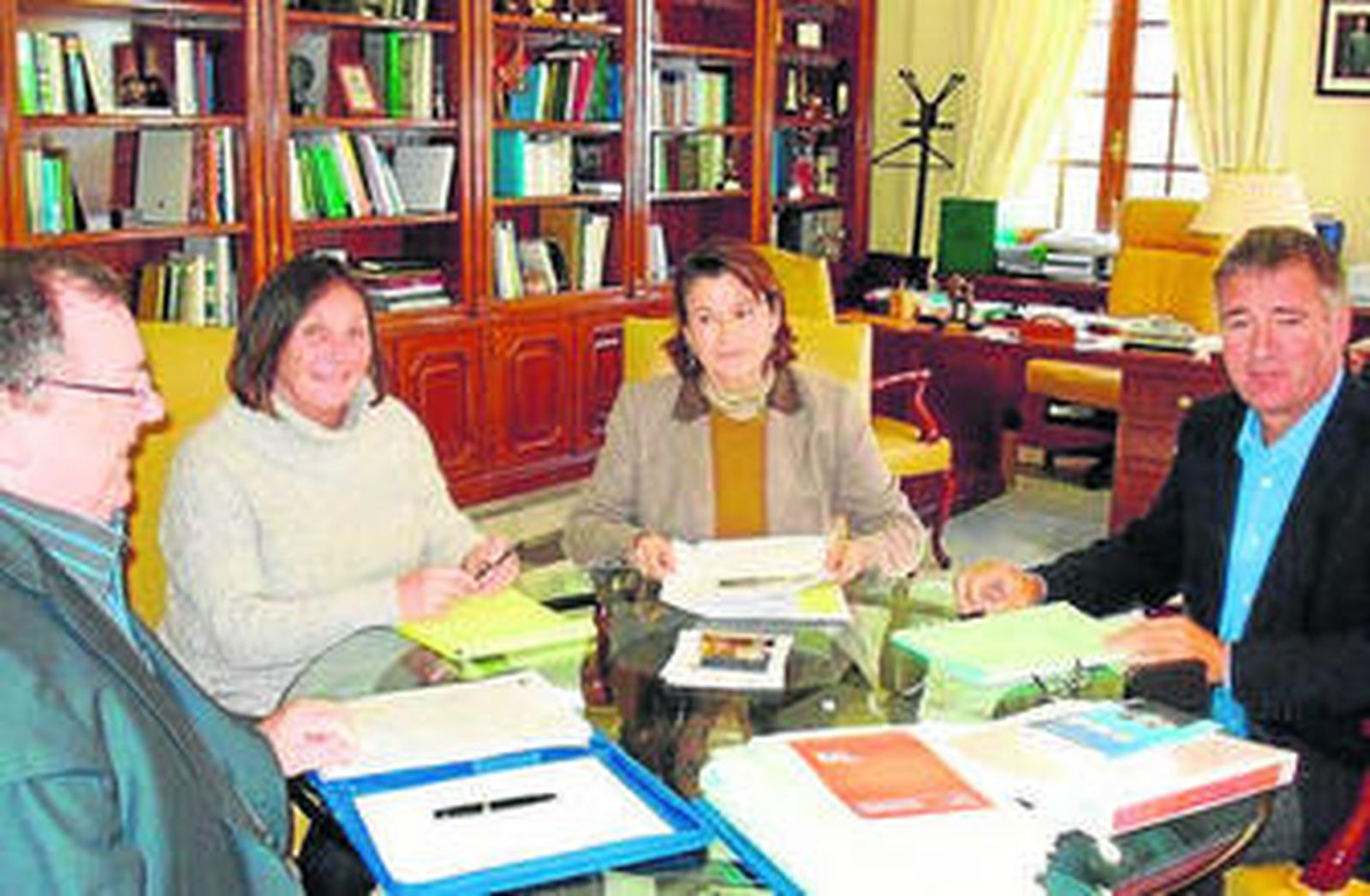 El alcalde (derecha), ayer, junto a directivos de la protectora.