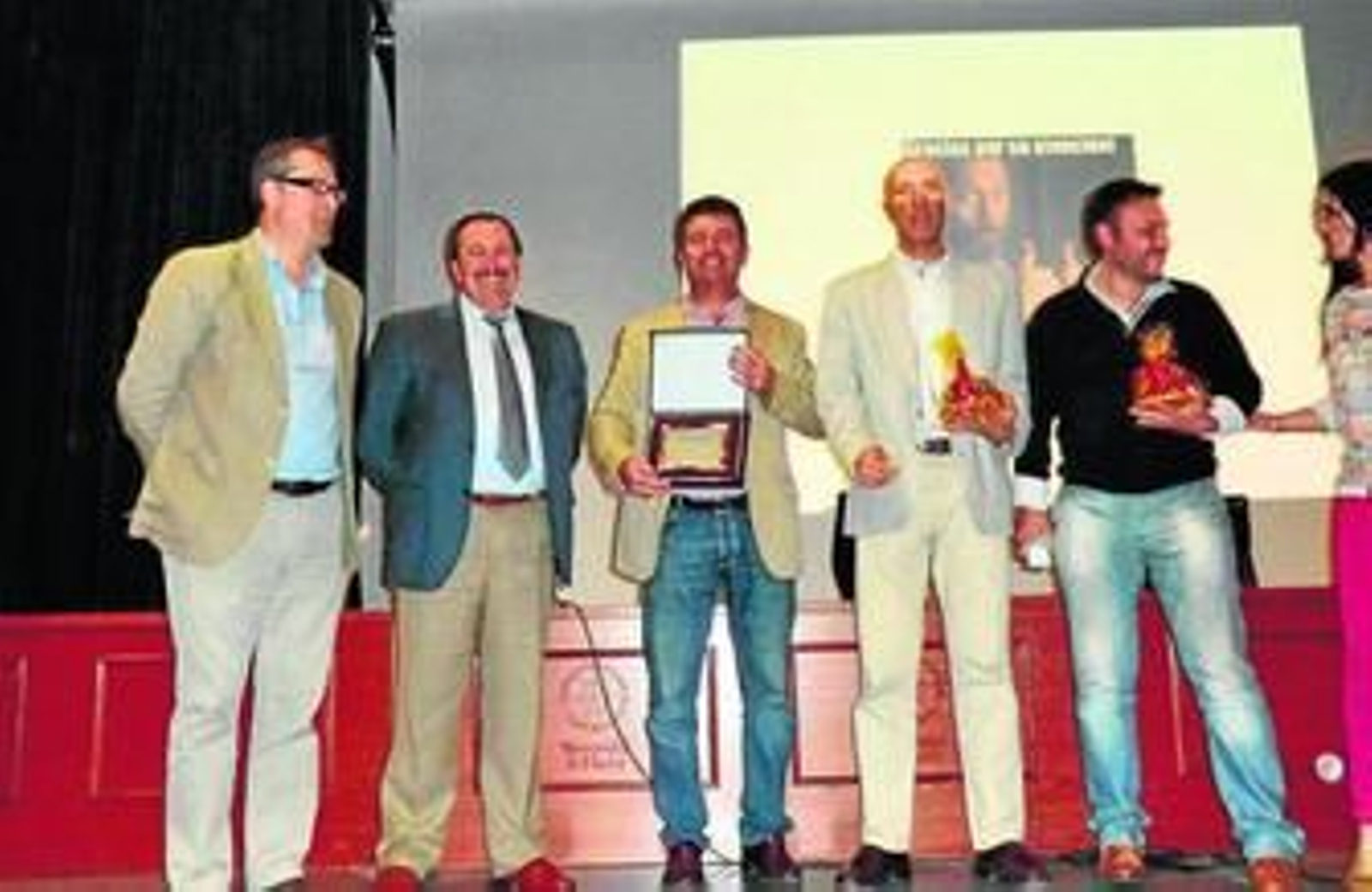 Entrega de recuerdos en el momento de la clausura las I Jornadas  de Innovación en Atención Temprana que ha organizado ASPROMIN, seguidas con indudable interés.