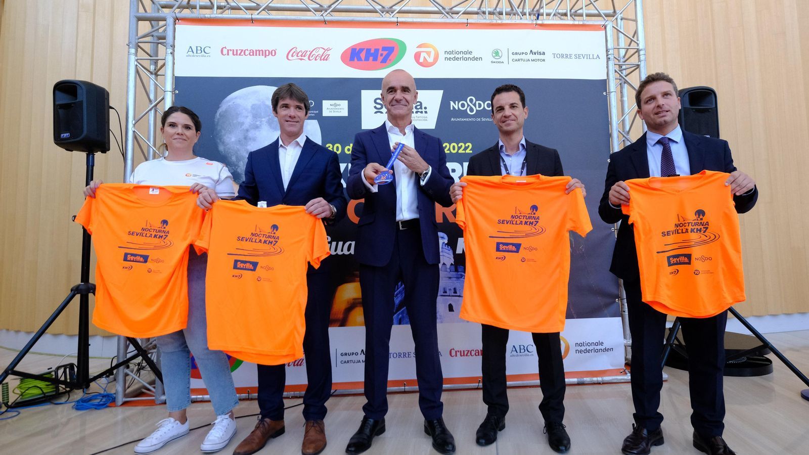 Una imagen del acto celebrado en Torre Sevilla con las camisetas de la Nocturna.