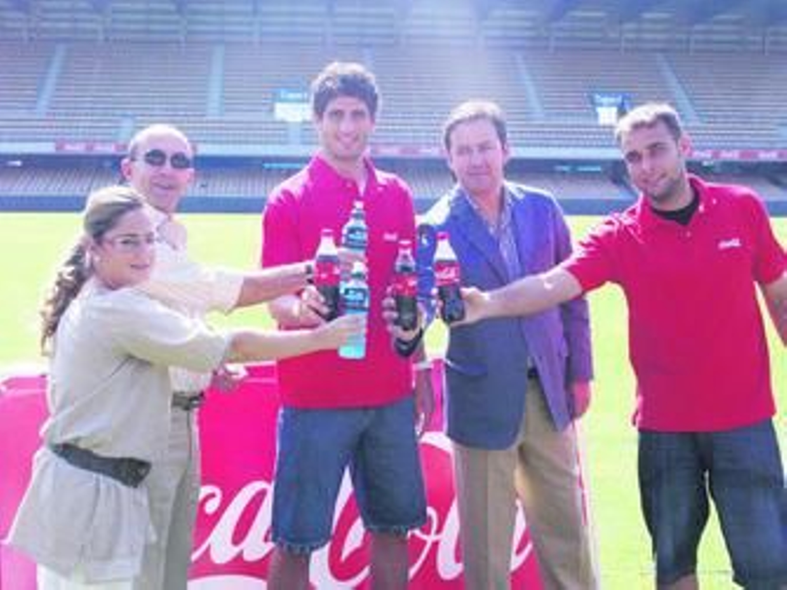 Representantes del Xerez y de Coca Cola brindaron ayer por el acuerdo.