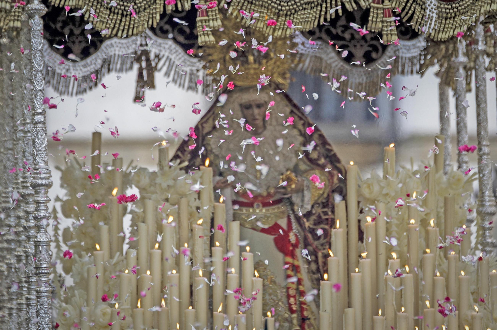 María Santísima del Valle Coronada en una petalada en la tarde del Viernes Santo.