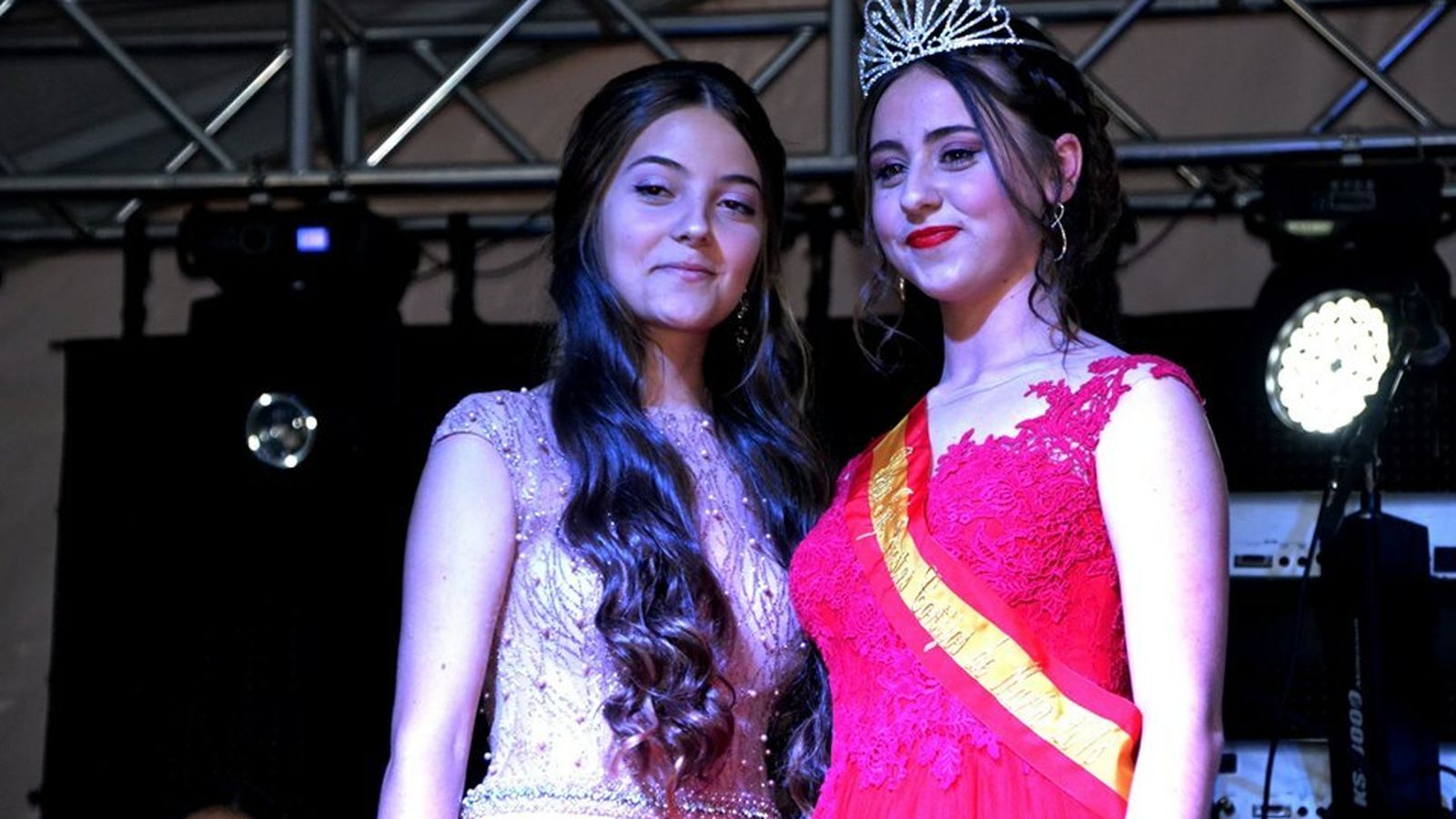 La reina de las fiestas saliente, y la de este año.