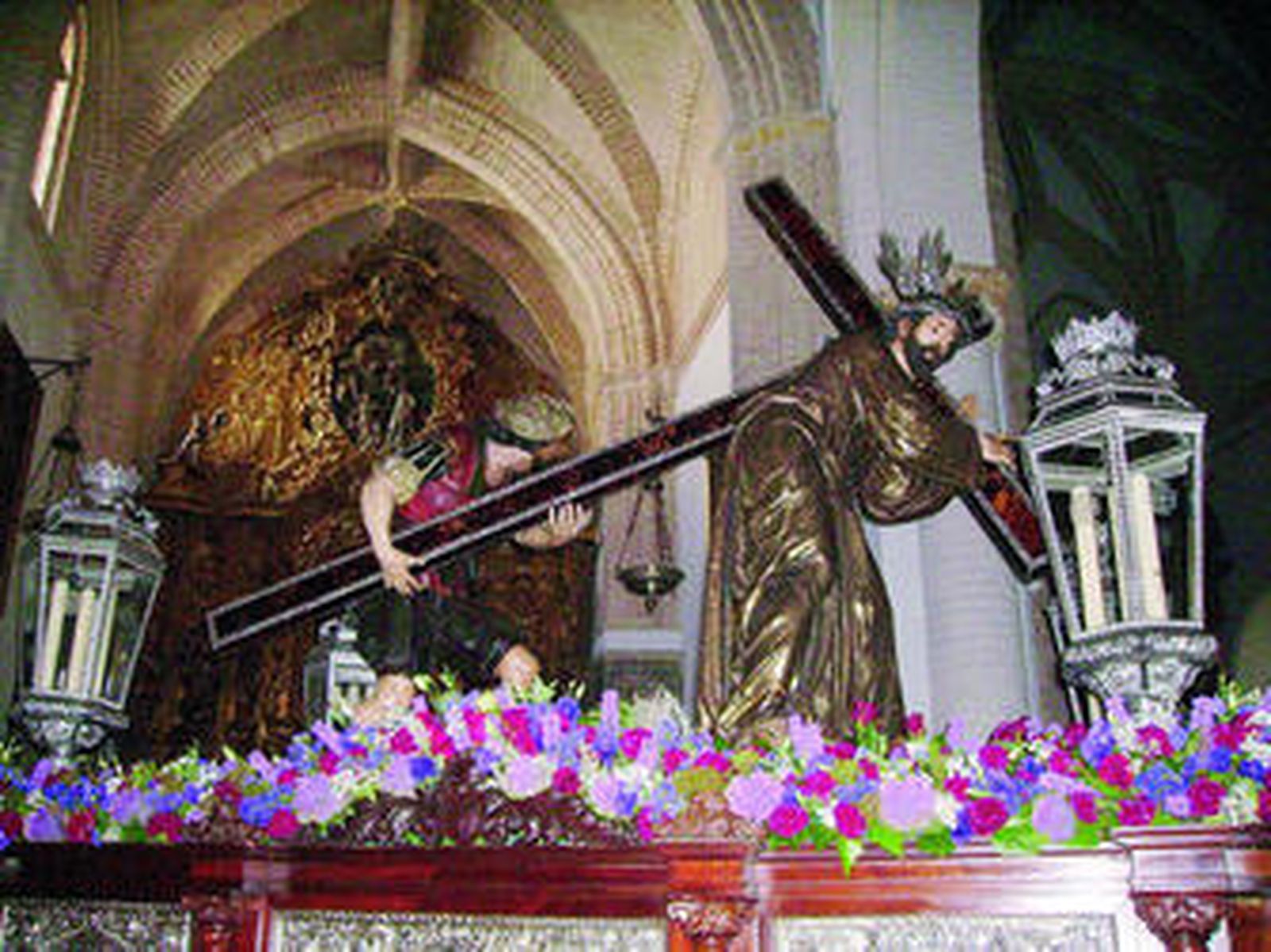 1. Paso de Jesús Nazareno de Carmona,  2. Paso del Cristo de la Humildad y Paciencia de Carmona.  3. Detalle del rostro de la Virgen de los Dolores de Osuna 4. Labores de desmontado de televisores y monitores 5. Crucificado de la Vera Cruz de Albaida del Aljarafe.