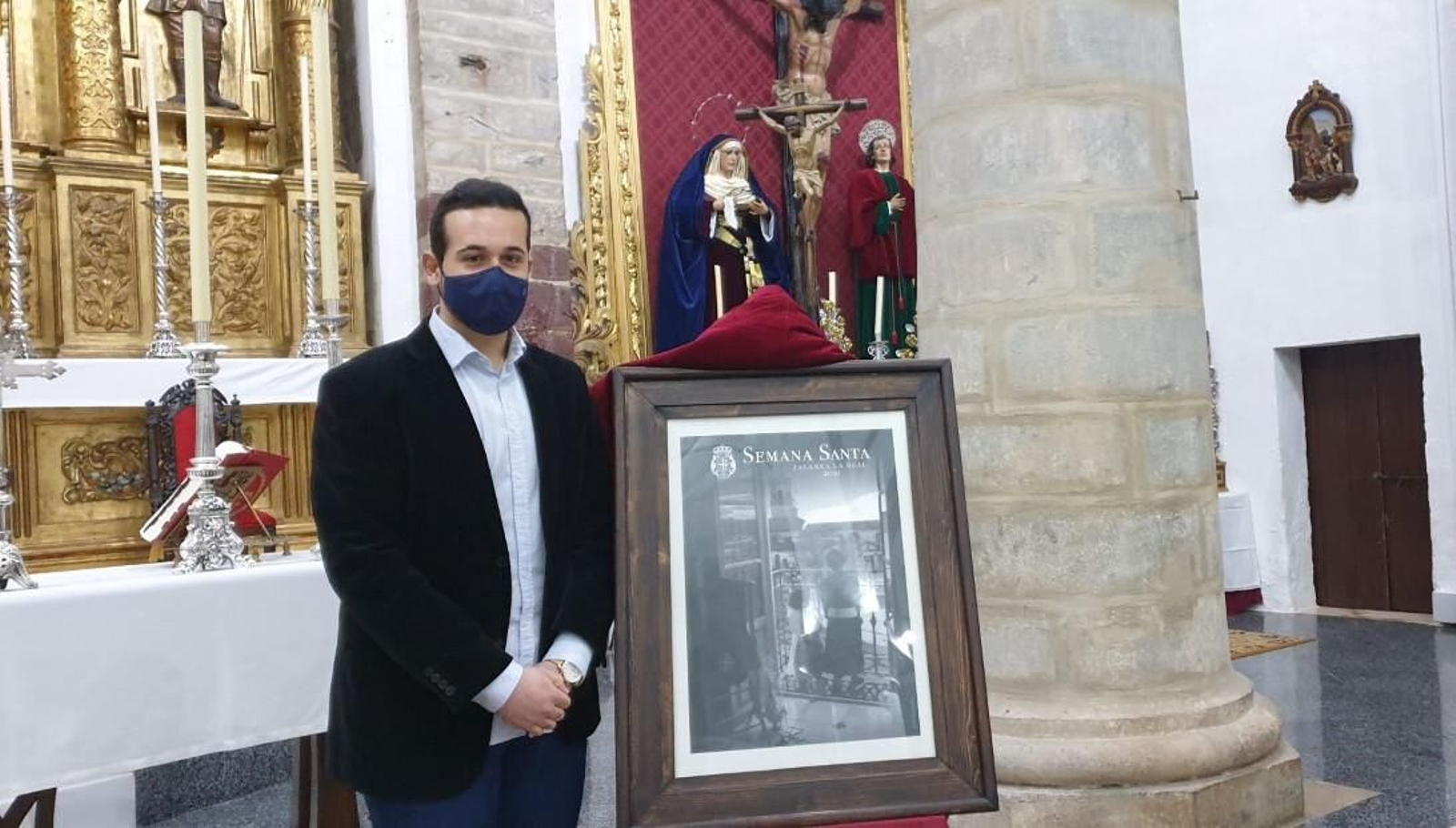 El autor junto al cartel anunciador.