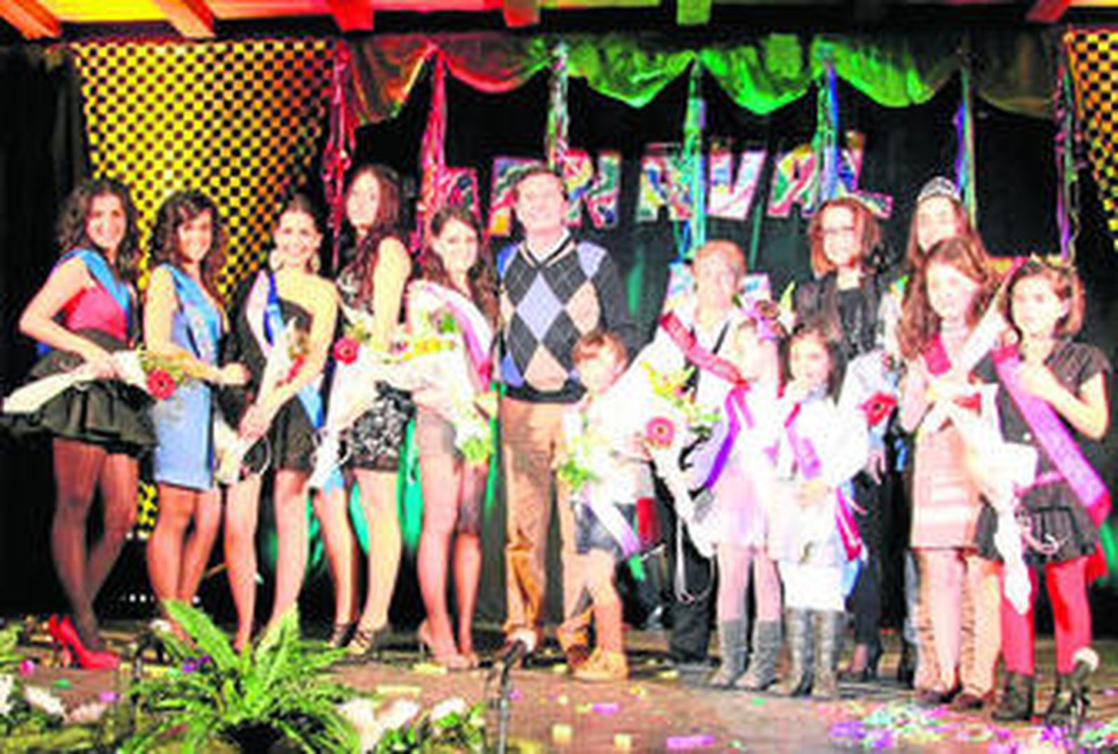 Las reinas y damas infantiles y juveniles junto al alcalde de Punta Umbría, José Rodríguez Nevado.