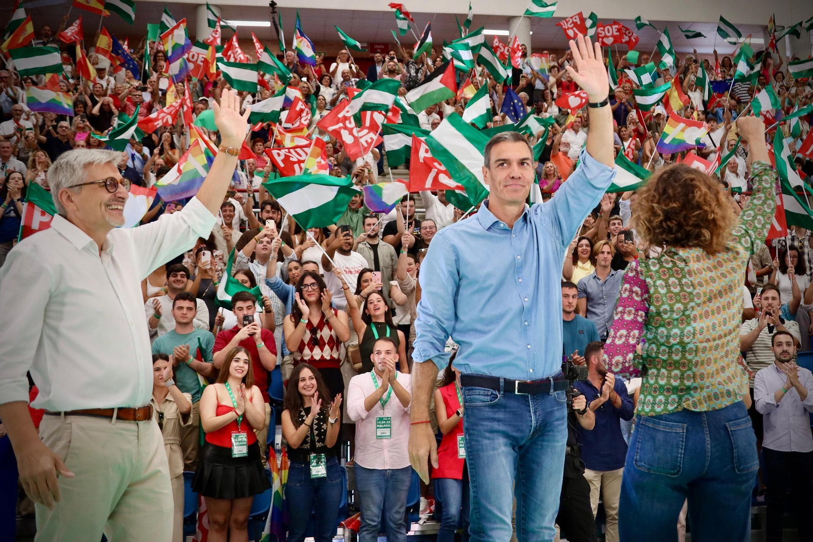 Sánchez arropa la candidatura de Montero en un multitudinario acot en Málaga, en imágenes