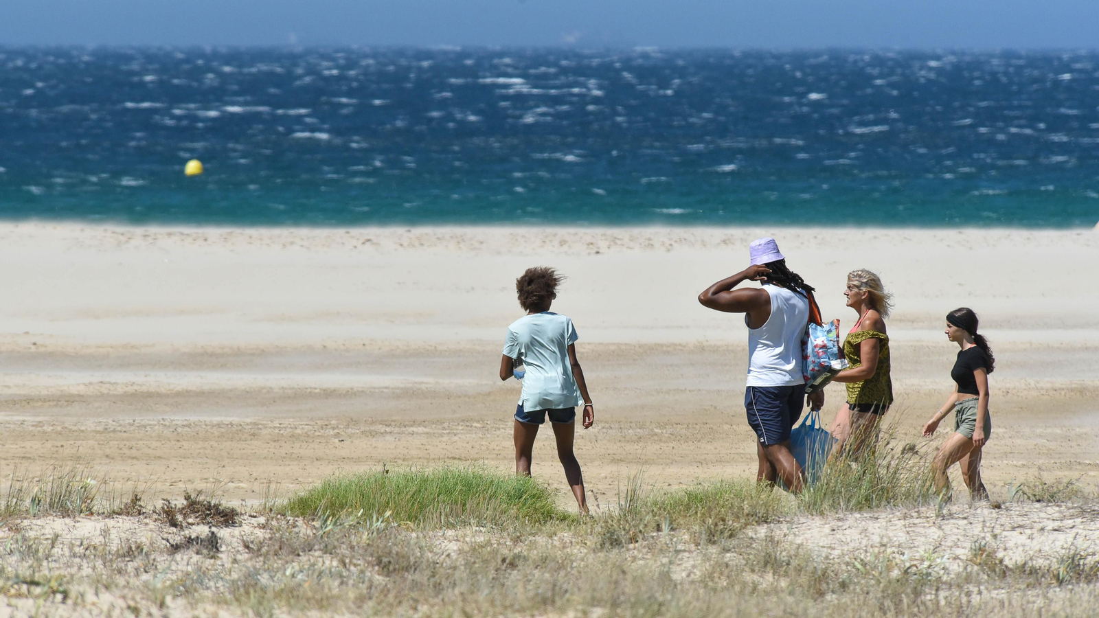 Un día de levante fuerte en Tarifa, en imágenes