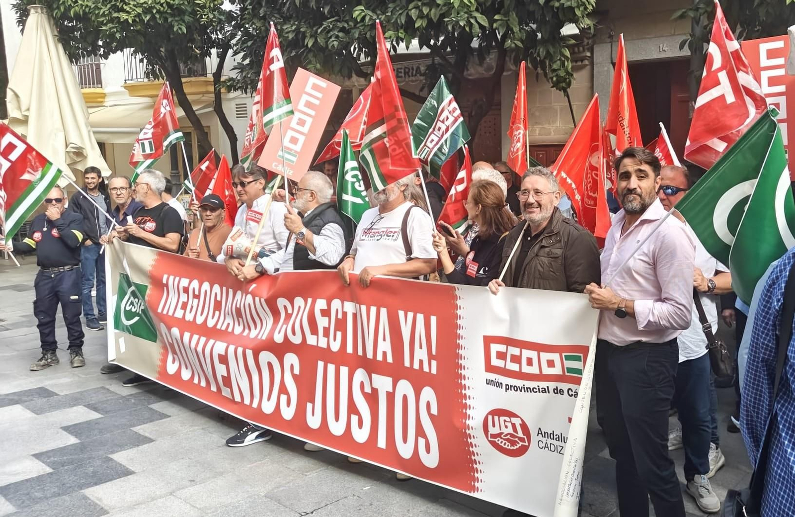 Concentración de trabajadores del Consorcio de Aguas a las puertas del Ayuntamiento de Jerez, este viernes. Concentración de trabajadores del Consorcio de Aguas a las puertas del Ayuntamiento de Jerez, este viernes.