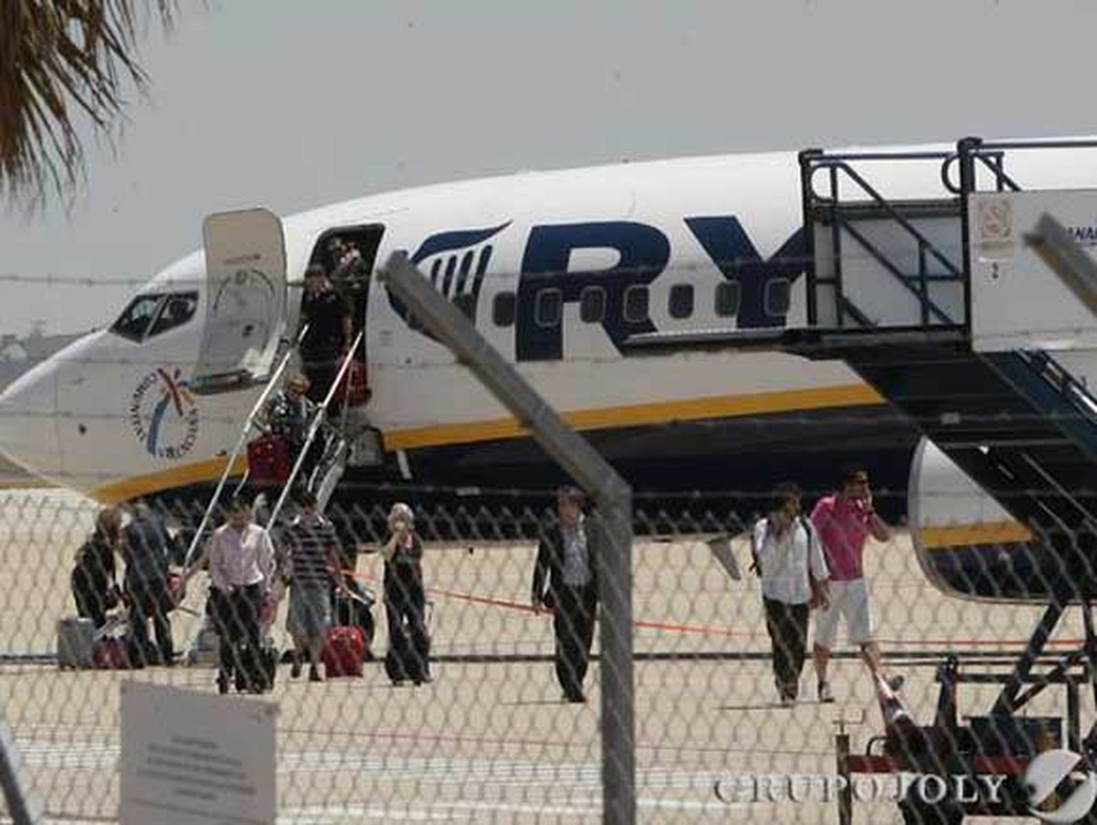 Ryanair culpa del retraso a un pasajero que abrió una de las puertas