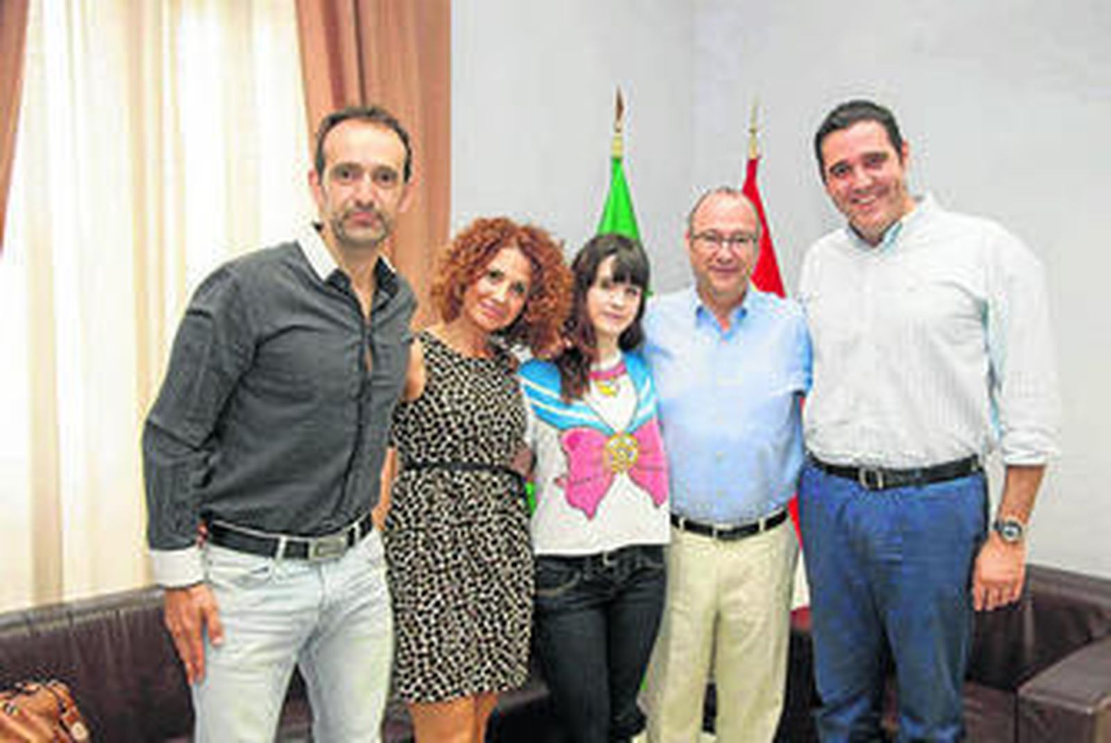 Yami Tabby en el centro con el alcalde de Almería y sus padres.