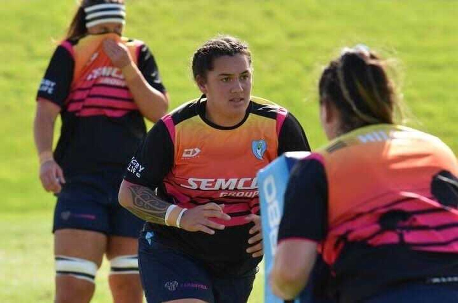 Justice Karena choca en un entrenamiento.