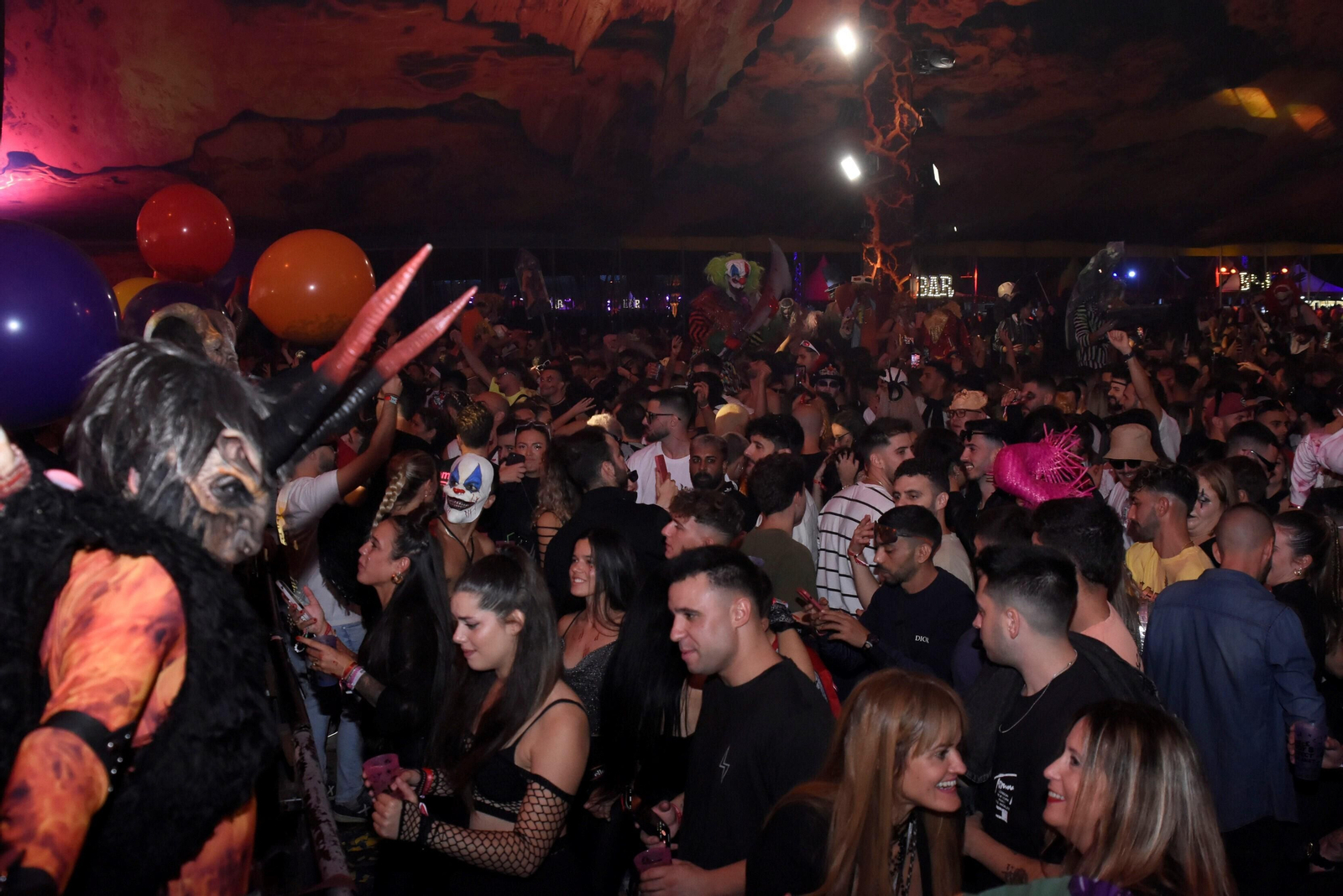 El festival Elrow reúne en Córdoba a miles de personas, en imágenes