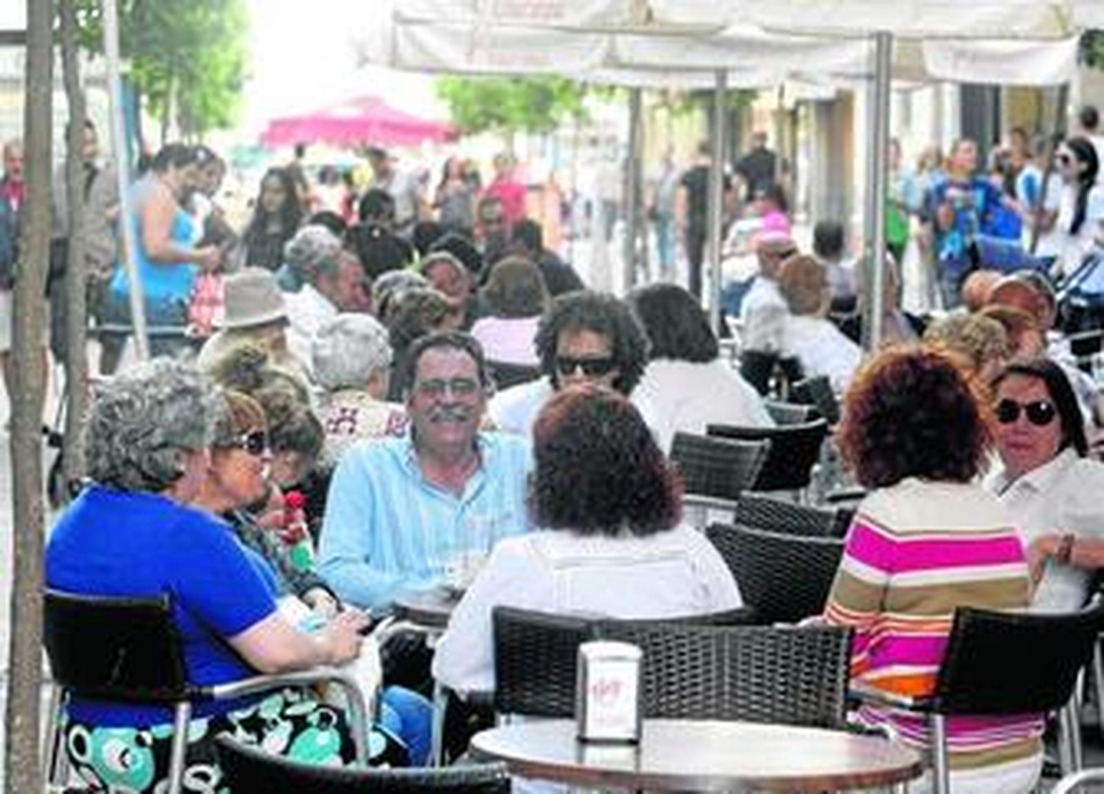 Ciudadanos disfrutan en las terrazas de la calle Ancha.