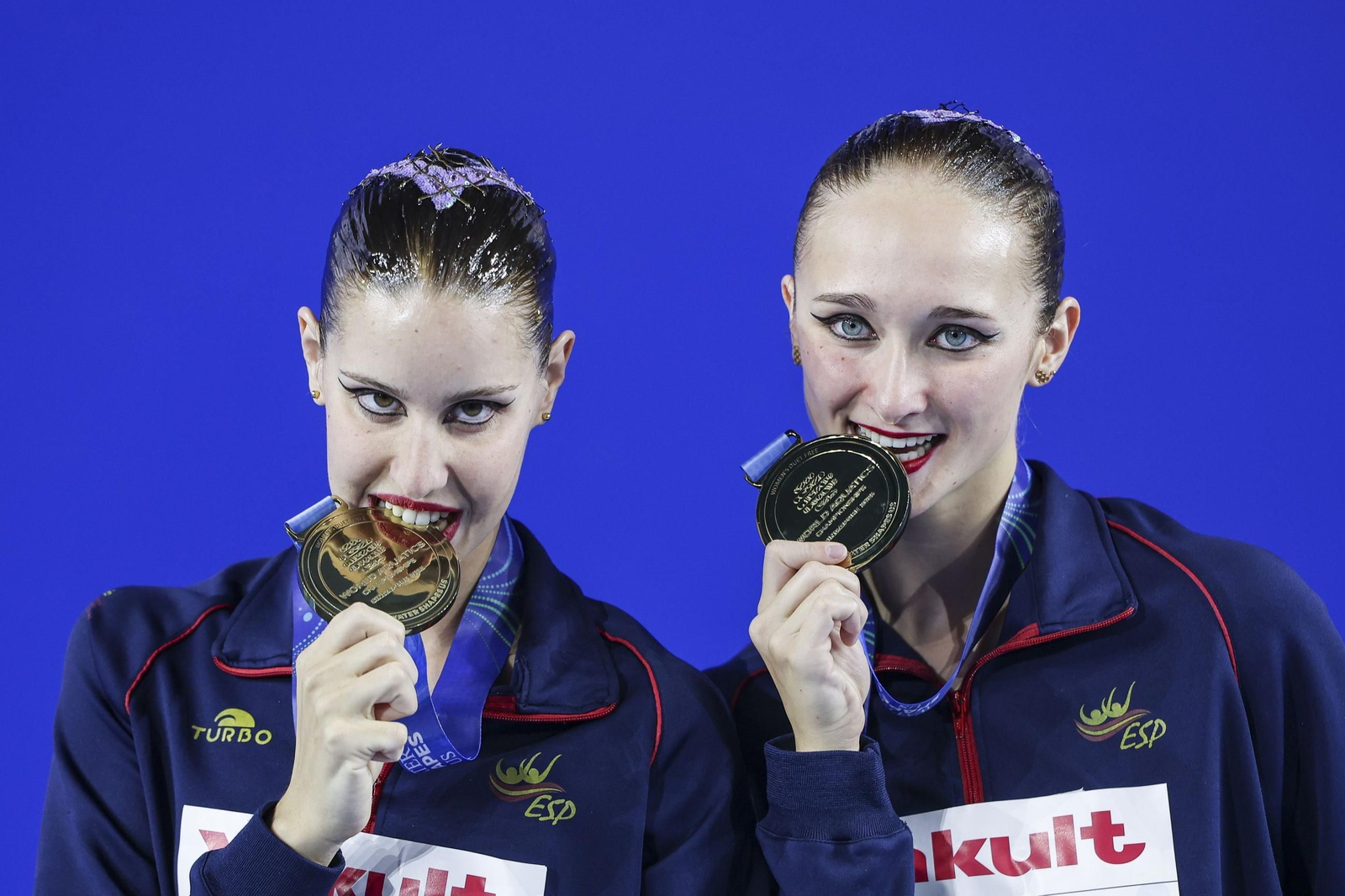 Lilou Lluis e Iris Tió posan con las medallas de oro