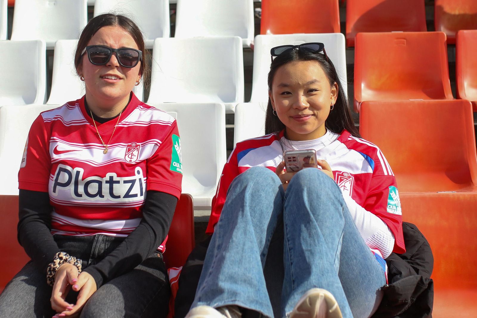 Encuéntrate en la grada de Los Cármenes en el Granada-Sporting