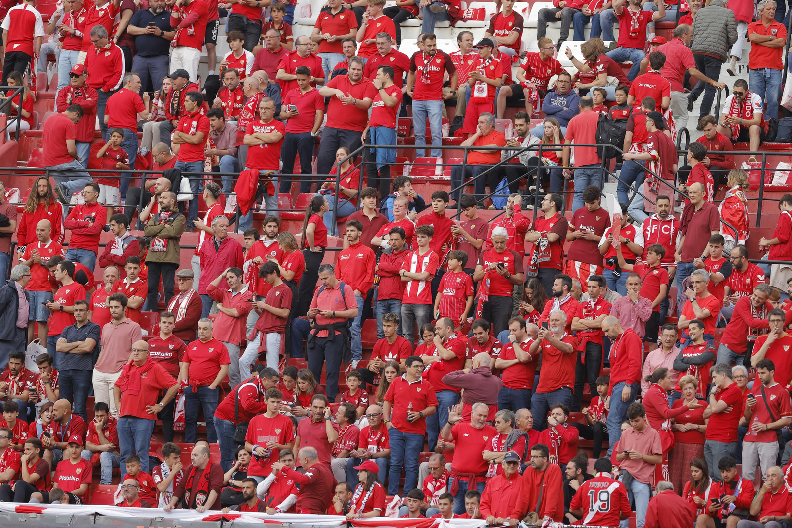Búscate en las fotos del Sevilla-Juventus