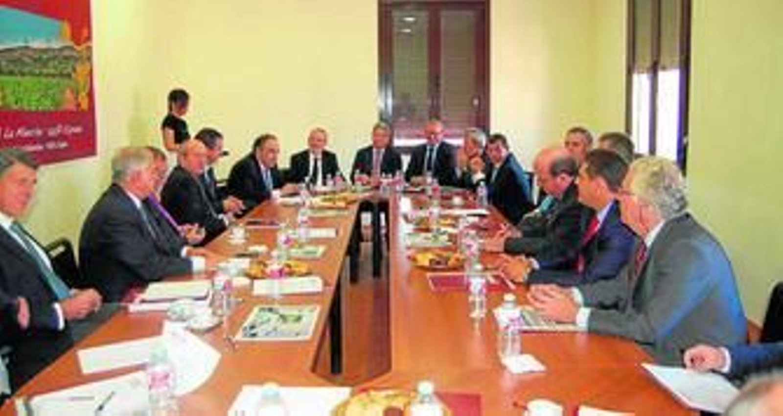 Los máximos responsables de Dcoop y Baco, ayer, en la firma definitiva del acuerdo en Alcázar de San Juan (Ciudad Real).