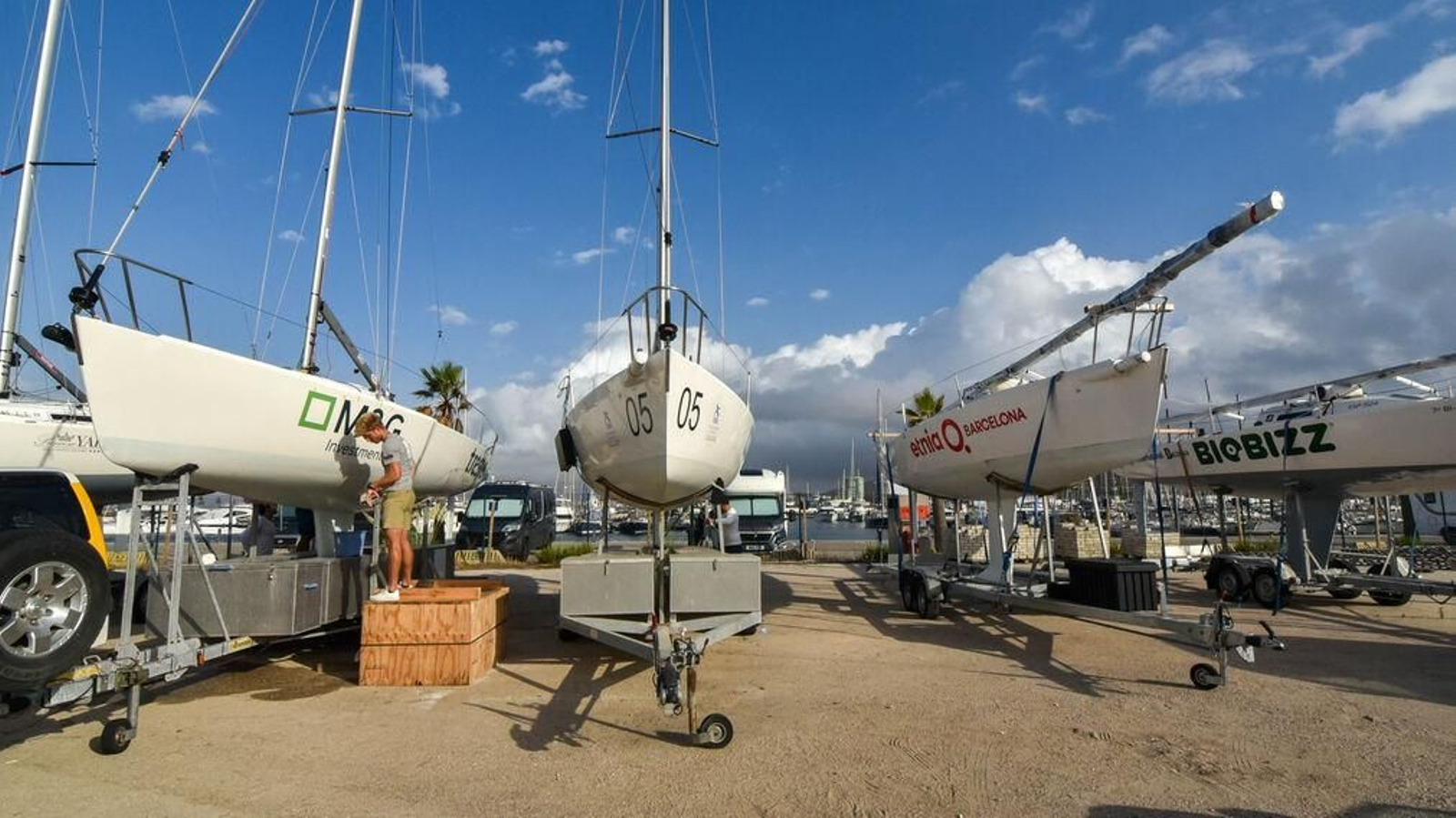 Varias embarcaciones participantes, esperando ser botadas en la playa de Poniente de La Línea