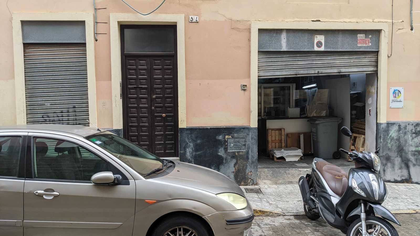 Puerta del local, primera por la izquierda tras el coche, que ocupará la peña Los Dedócratas en el número 12 de la calle Hércules.