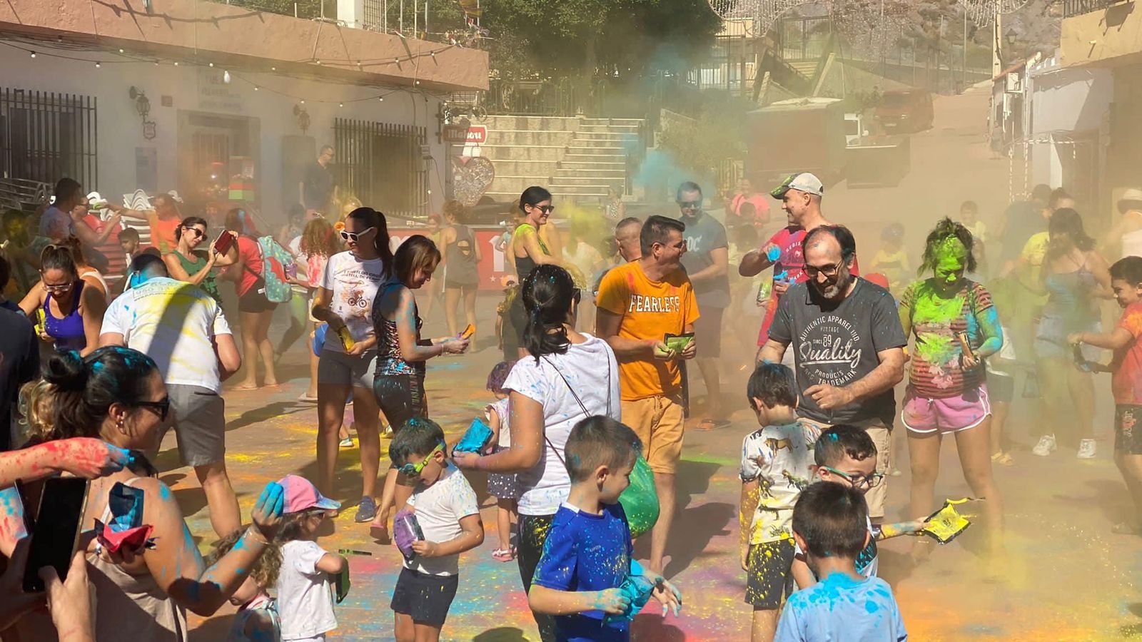 Los niños y no tan niños disfrutaron el sábado de la fiesta de la espuma y la pintura.