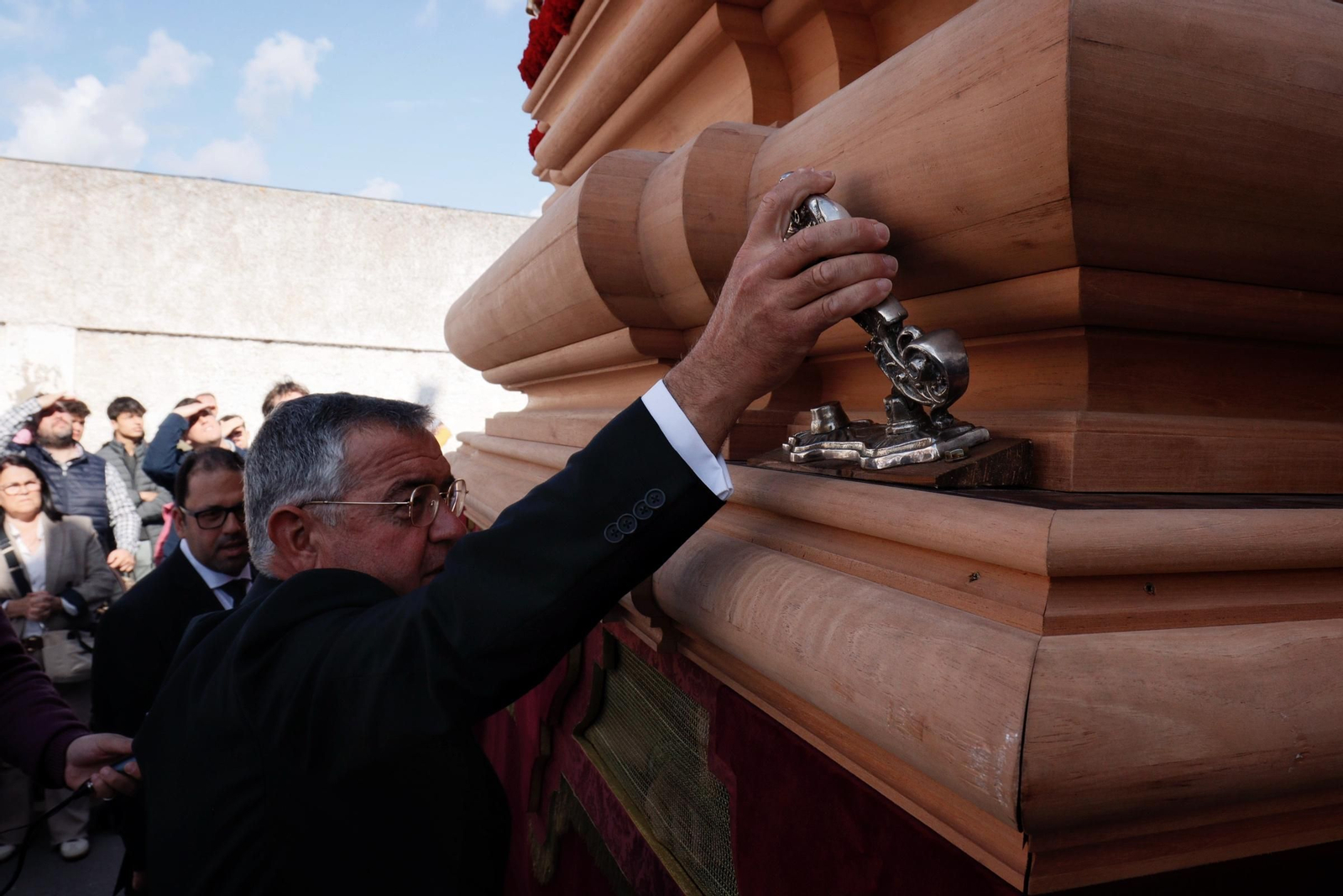 Imágenes de la salida del Amor en la Semana Santa de Chiclana 2025