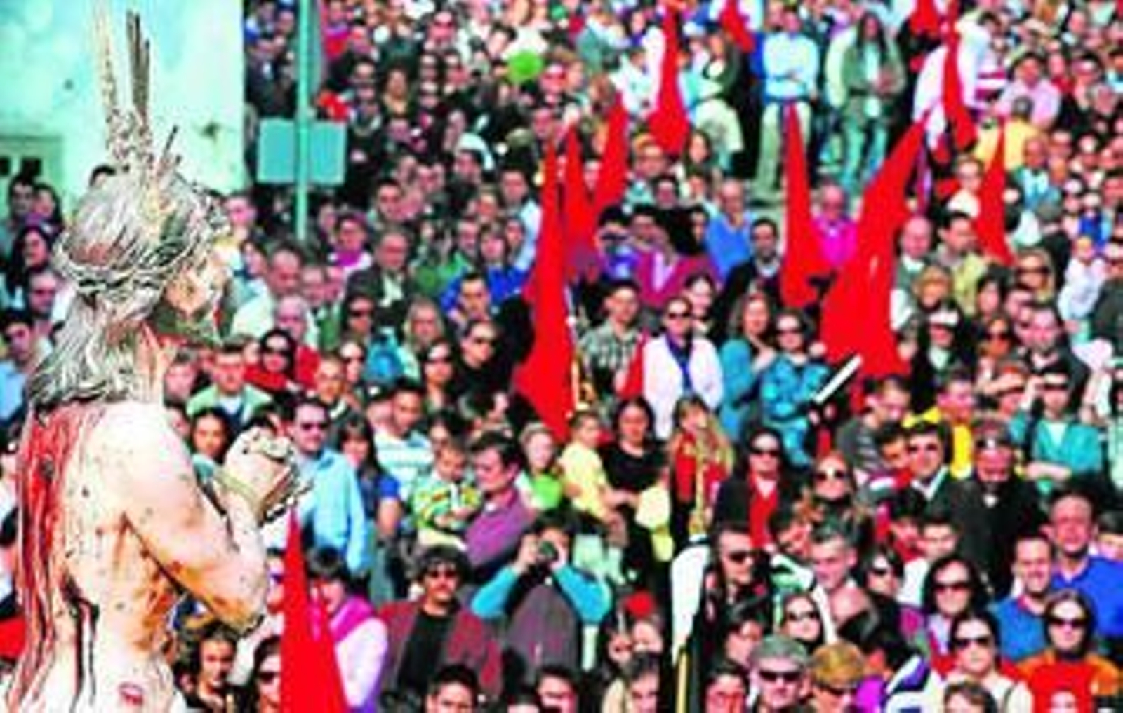 Nuestro Padre Jesús de las Penas, rogando al cielo, ante el numeroso gentío que se da cita en San Mateo cada tarde de Martes Santo.