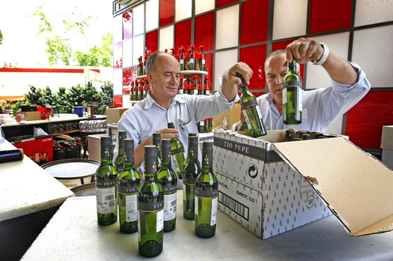 Que no falte. Caseteros reciben ayer un pedido de ‘Tío Pepe’, el patrocinador de la Feria que se recomienda servir muy frío.

Foto: Pascual
