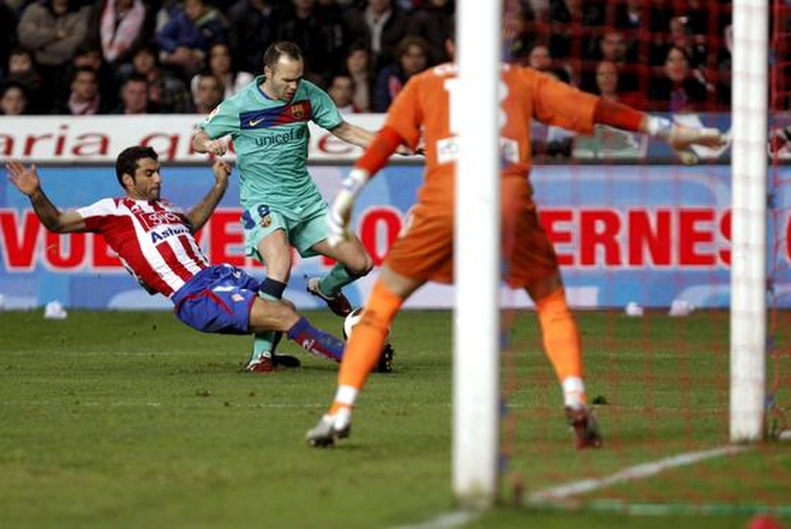 El Sporting frena al Barcelona tras 16 partidos seguidos ganando. / EFE