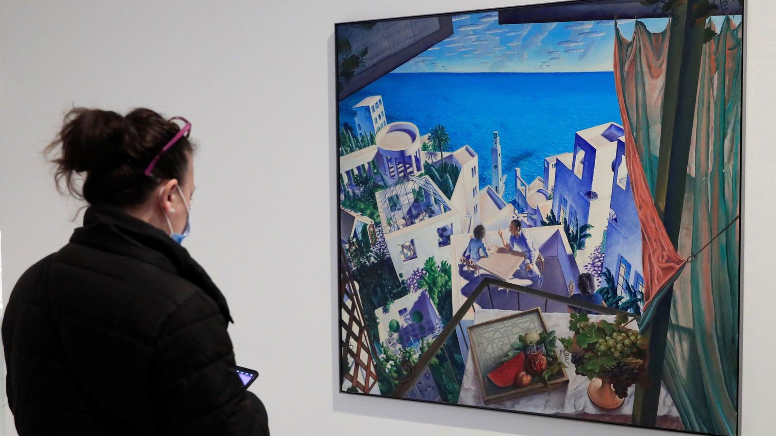 Una espectadora observa uno de los lienzos de Pérez Villalta.