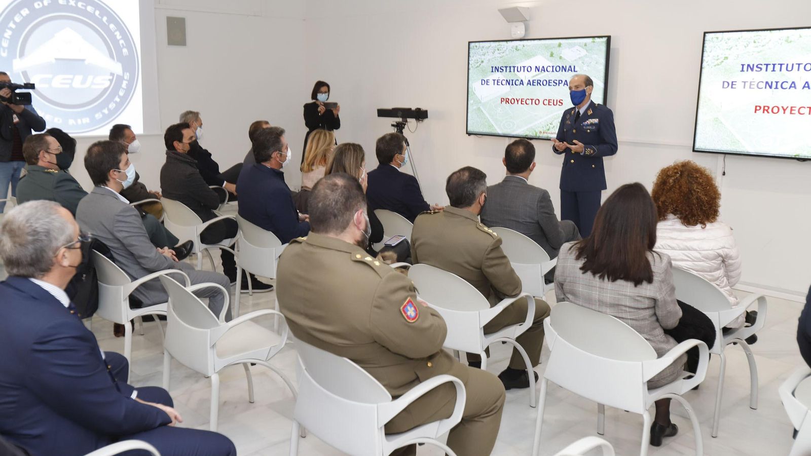 El Teniente General Salom en la explicación previa de los detalles del proyecto CEUS a las autoridades.