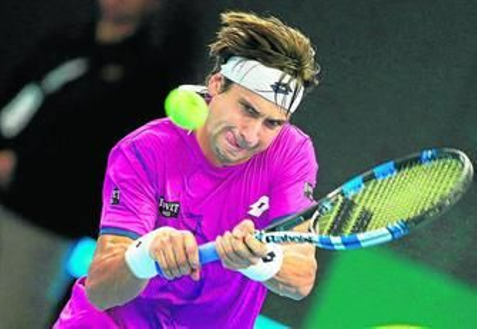 David Ferrer ejecuta un revés a dos manos en el encuentro ante Andy Murray.