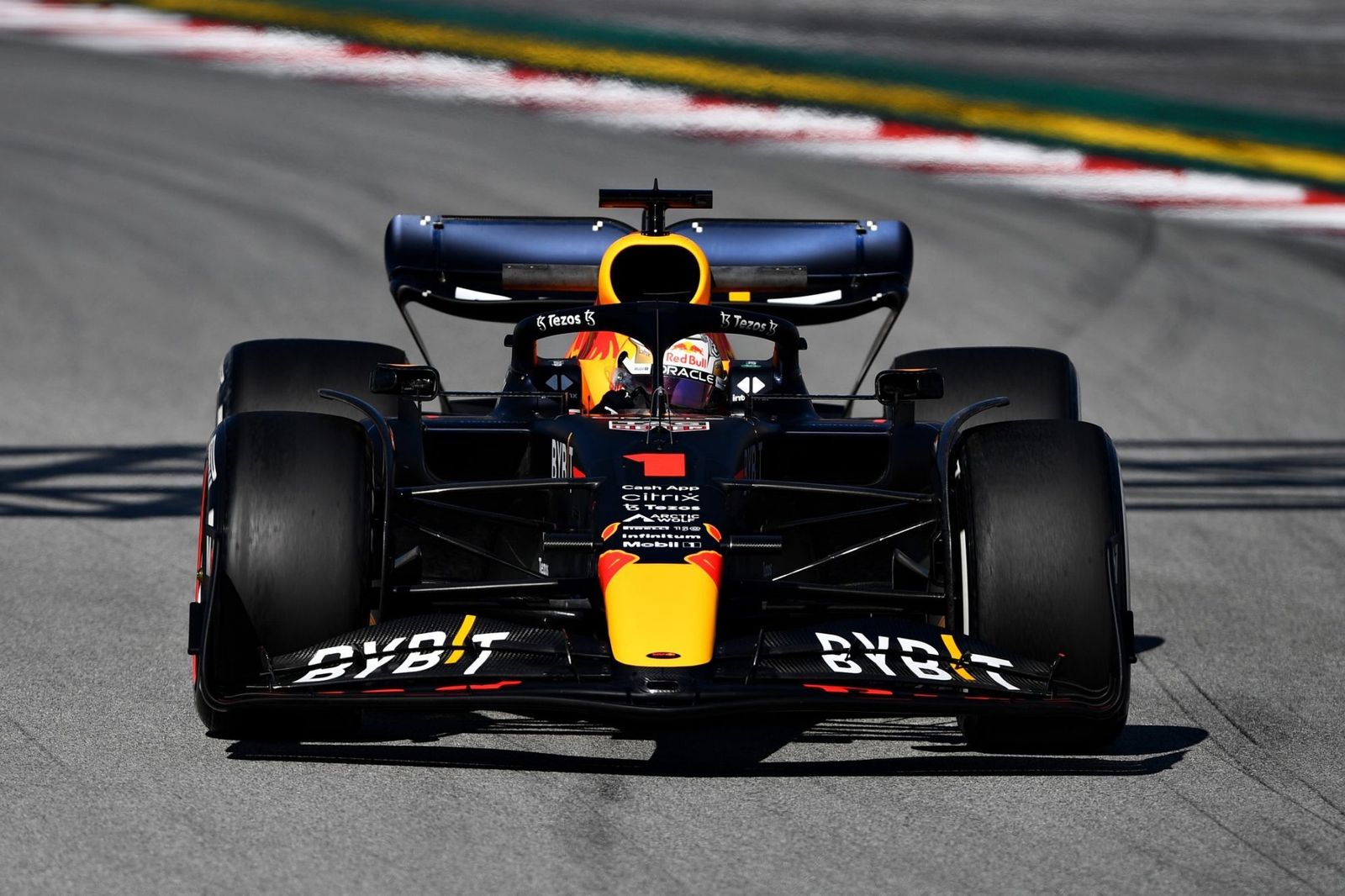 Max Verstappen luce el número 1 de campeón del Mundo.