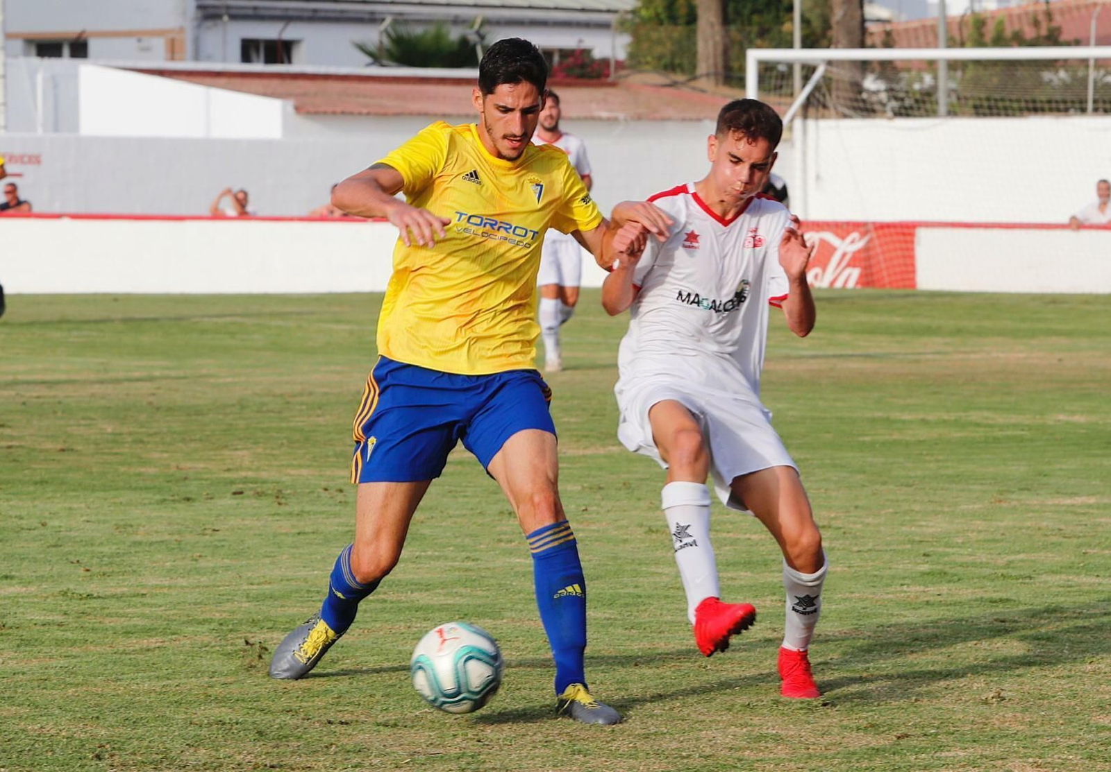 Bodiger, de los más destacados, conduce presionado por Marquitos.