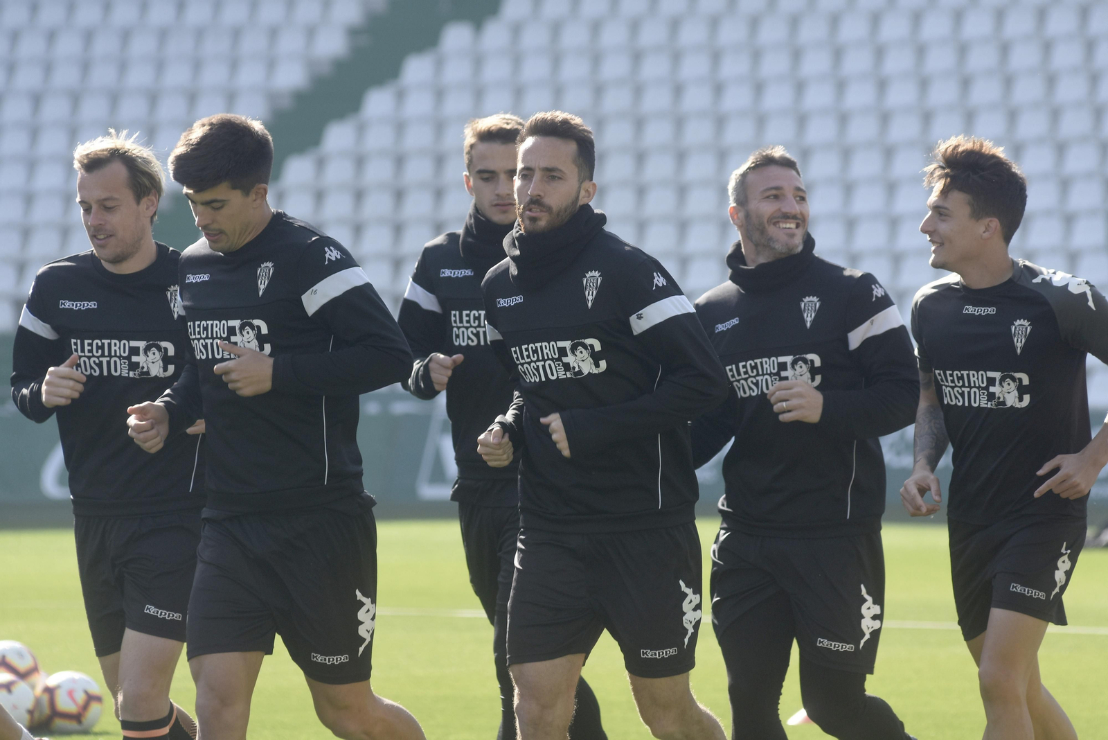 Los jugadores del Córdoba CF realizan carrera continua durante un entrenamiento.