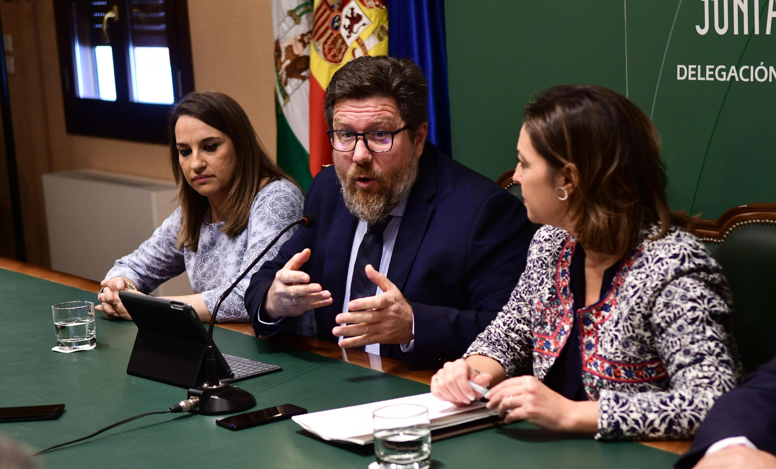 El consejero Rodrigo Sánchez de Haro habla del proyecto junto a Isabel Ambrosio y Esther Ruiz.