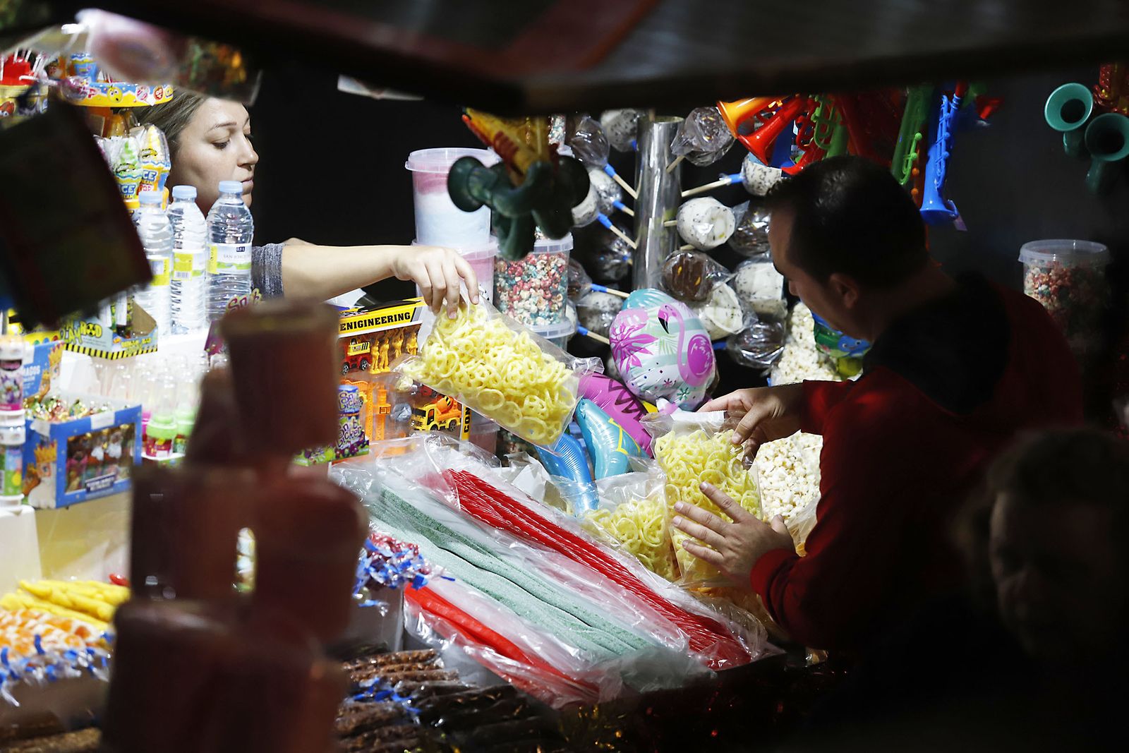 Imágenes del mercado navideño de la Plaza de Las Monjas