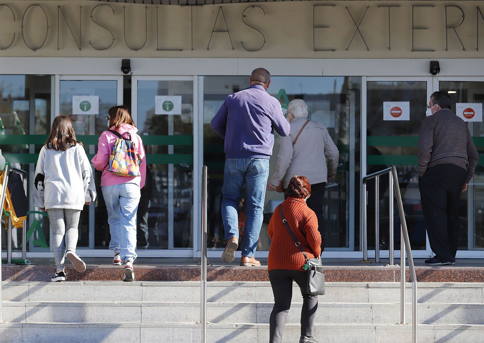 Accesos al hospital Juan Ramón Jieménez en la capital onubense en la mañana de ayer.