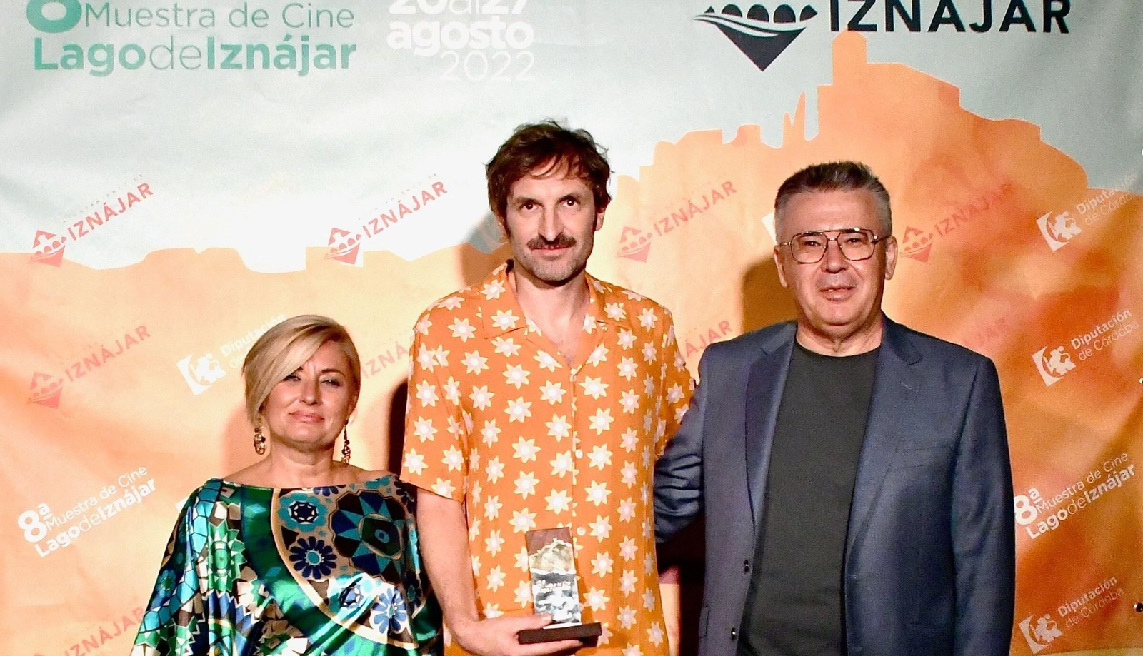 Julián Villagrán con el Premio Rostro Andaluz 2022 junto al alcalde, Lope Ruiz, y la concejal de Cultura, Toñi Gómez.
