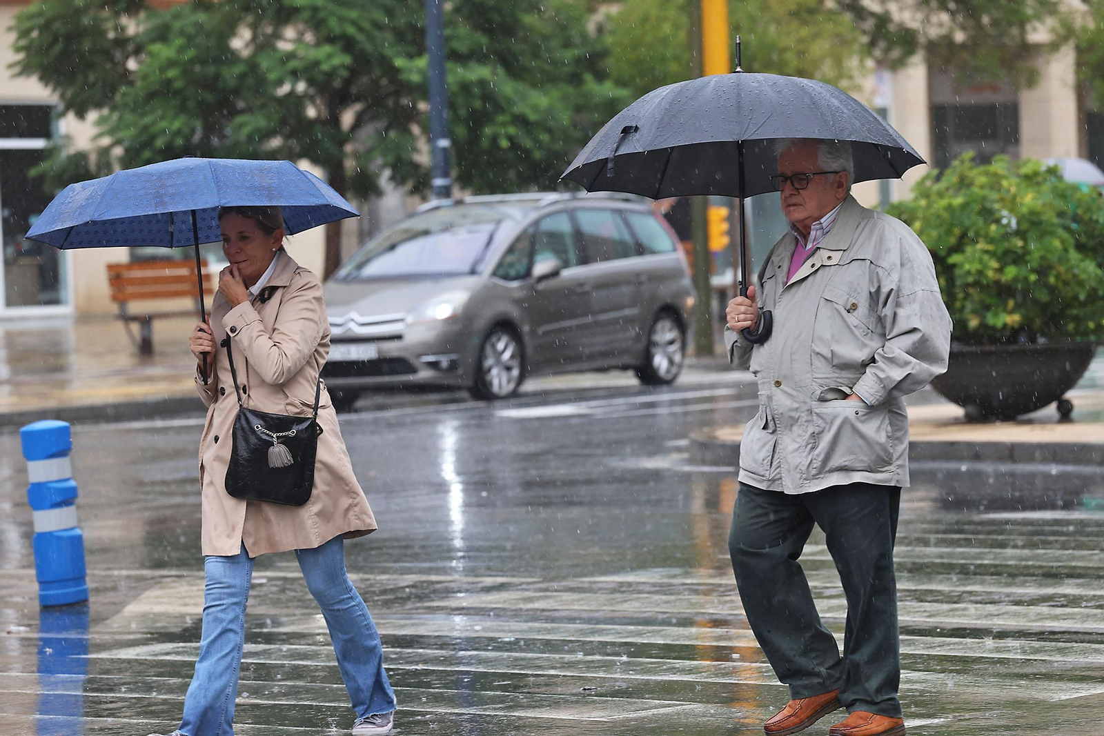 Imágenes de la lluviosa mañana de sábado en Huelva