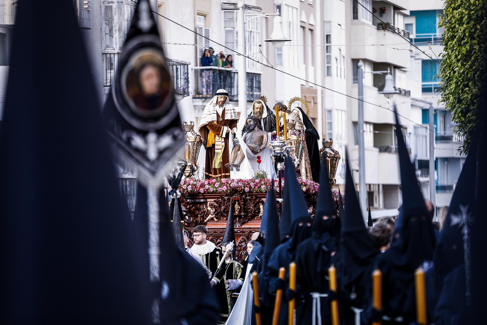 Imágenes de la salida de la Soledad en la Semana Santa de San Fernando 2025